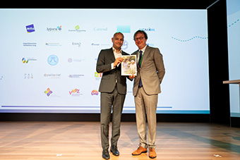 20260930-NPPZII-Congres-Kwaliteitskader-003.jpg Foto van de overhandiging van het kwaliteitskader tijdens het NPPZ II congres